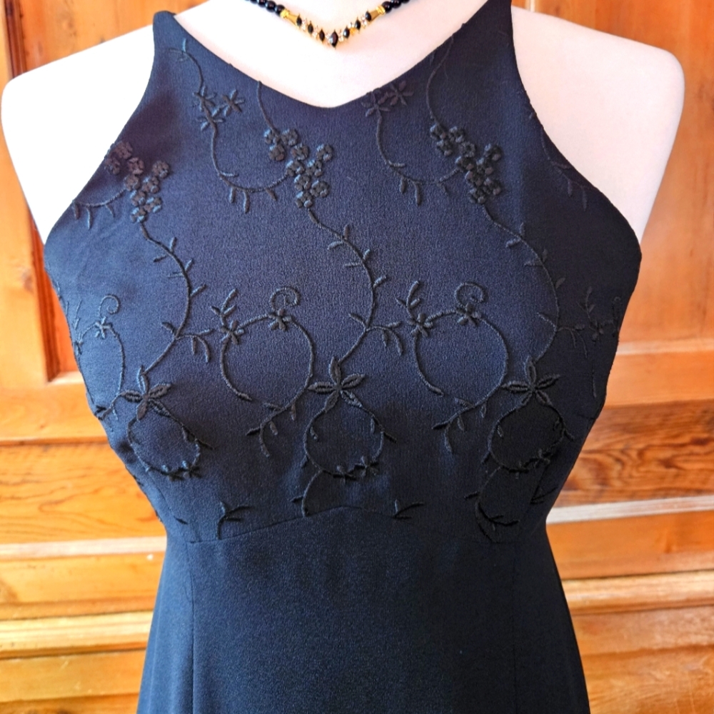 Elegant Laundry by Shelli Segal Petites long black gown. - Picture 4 of 6